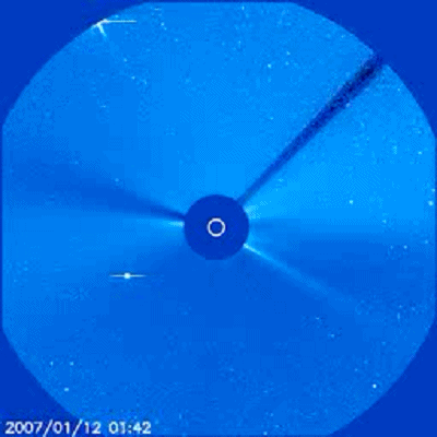 麦克诺特彗星从北向南穿过SOHO探测器的C3视场，同在画面中的亮星是水星。