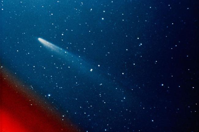 1974年1月11日拍摄于美国亚利桑那州的科胡特克彗星，此时亮度大概在4等左右。