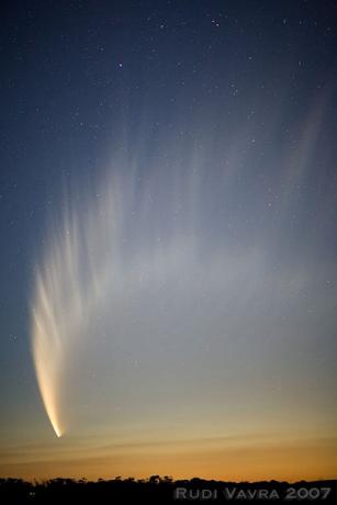 1月20日，澳大利亚的Rudi Vavra拍摄到的彗星，此时亮度还有0等左右