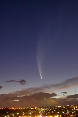 1月21日，澳大利亚的Martin George拍摄到的彗星，城市的灯光也掩盖不了彗星的明亮。