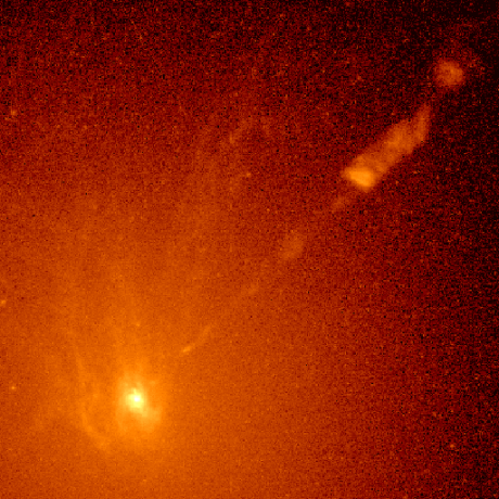 这张照片可以看到M87核心的喷流