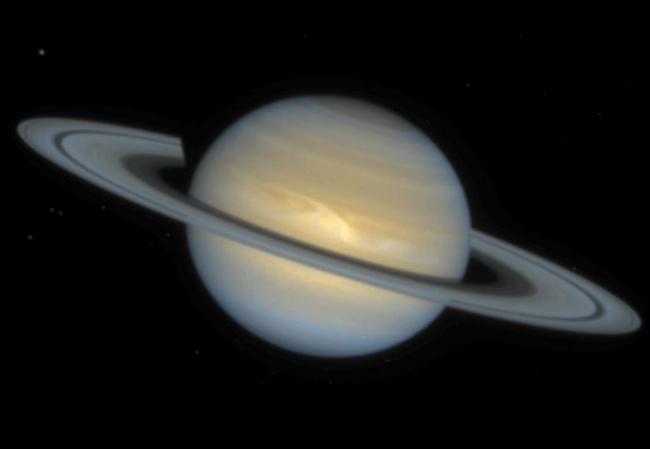 1994年12月21日，HST观测到了新的土星风暴。