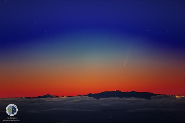 Juan Carlos Casado于11月24日在西班牙的一座山峰上拍摄到的晨光中的彗星