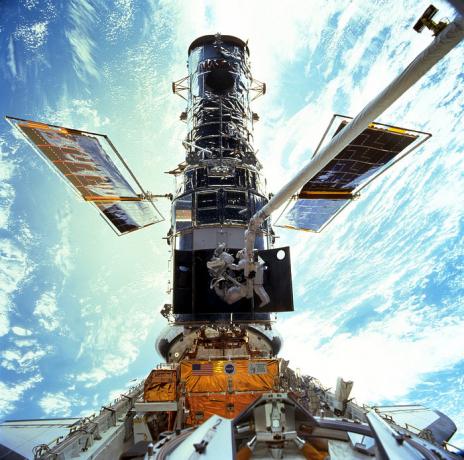宇航员乘坐发现号航天飞机上天为HST更换6个陀螺仪。